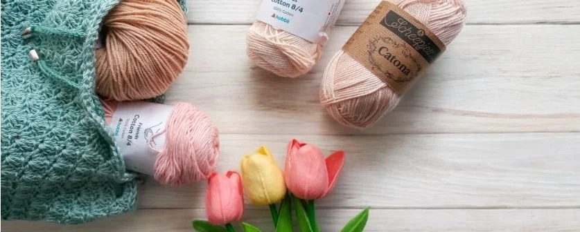 Kolorowe motki włóczek odpowiednich na ciała lalek amigurumi