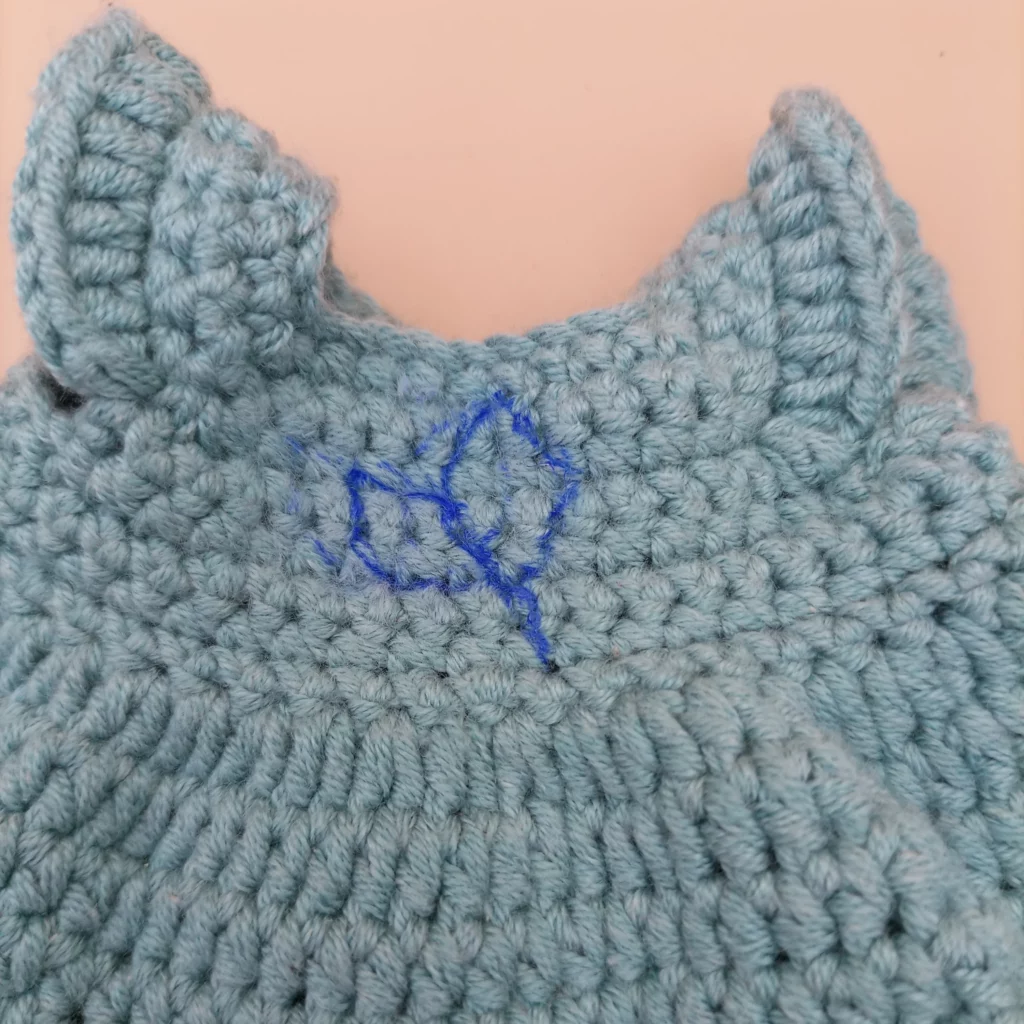 Proces rysowania wzoru liścia na szydełkowej dzianinie