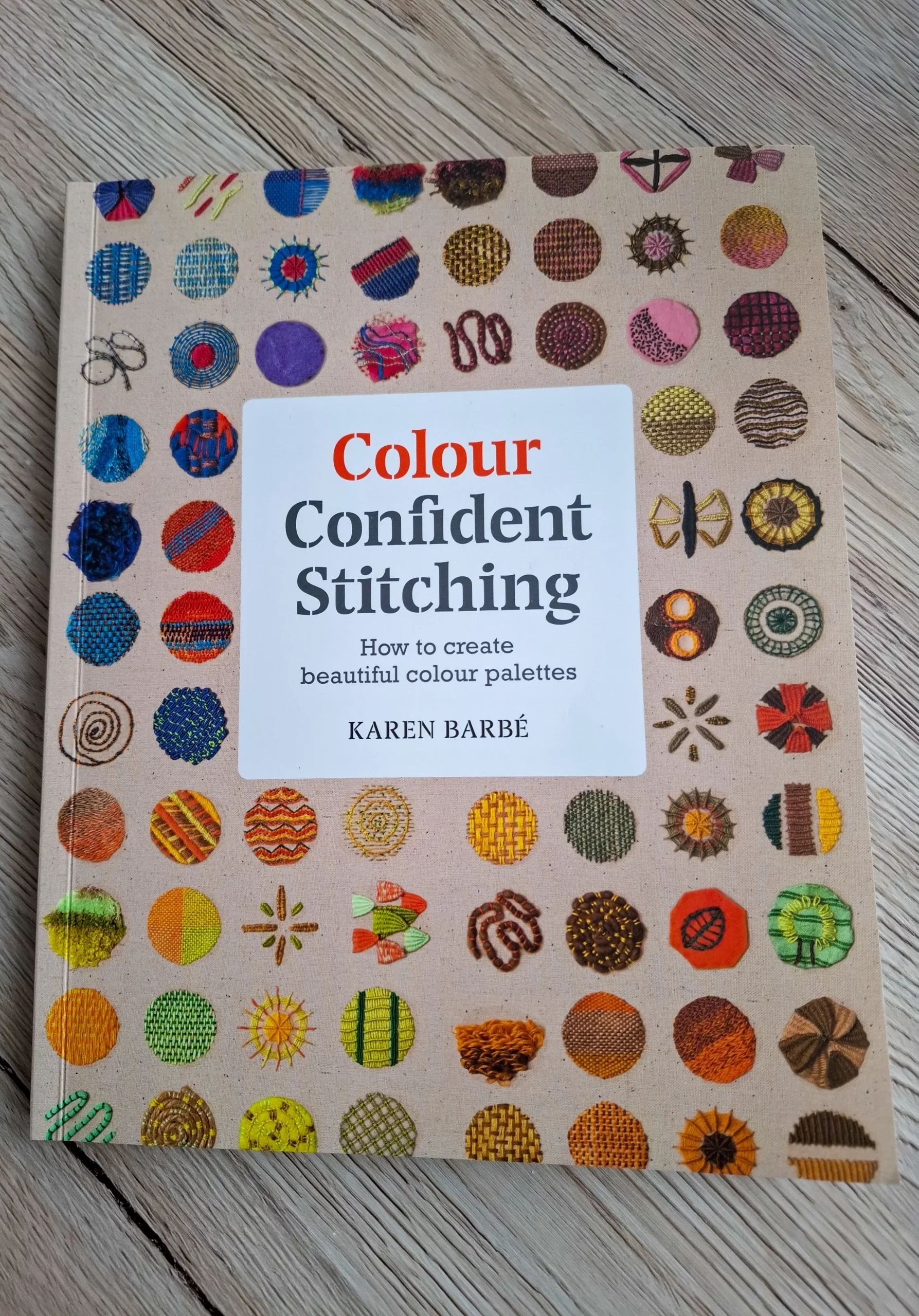 Przykładowa paleta kolorów z książki Colour Confident Stitching