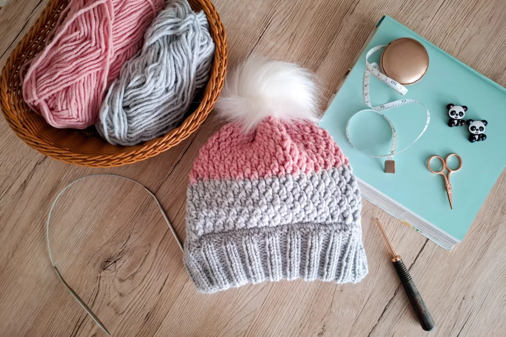 Czapka Combo – Darmowy wzór na druty i szydełko w trakcie tworzenia