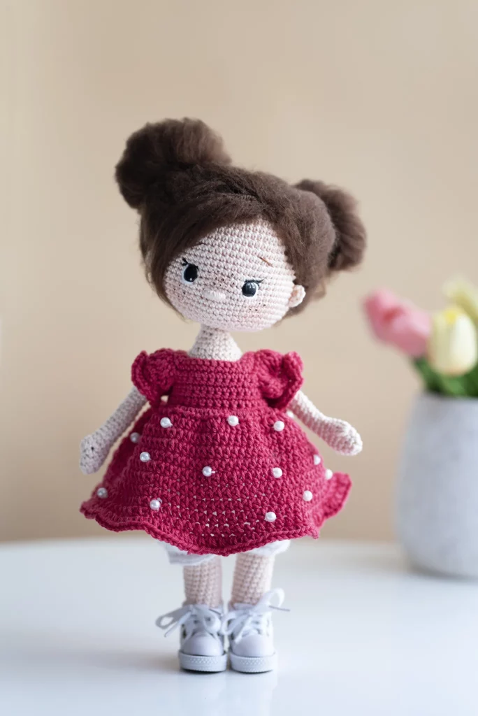 Szydełkowa halka i pantalony dla lalek – darmowy wzór do pobrania
