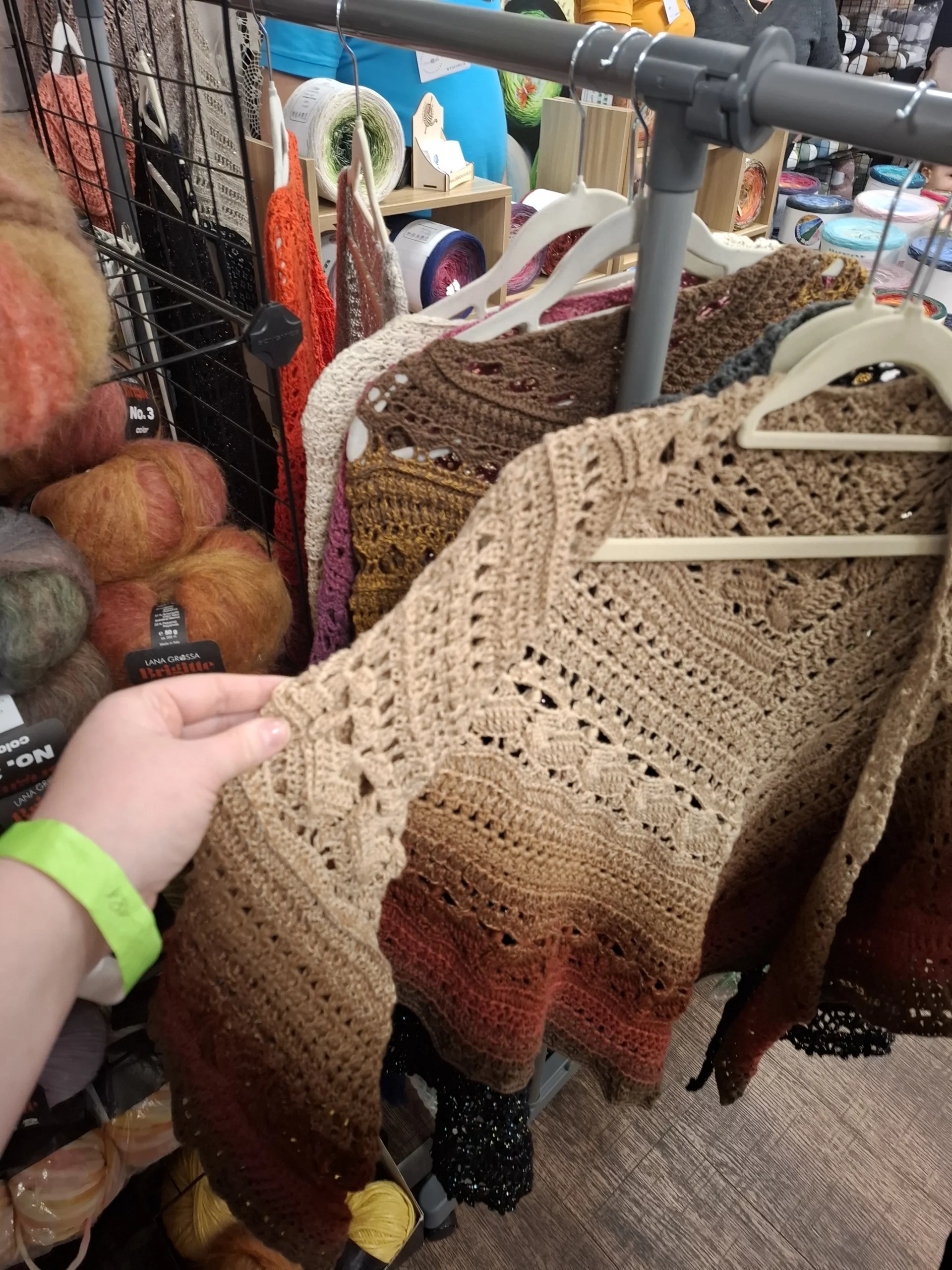 Szydełkowa kapibara na targach "Zamotka" 2025 – motyw przewodni tegorocznych trendów dziewiarskich.