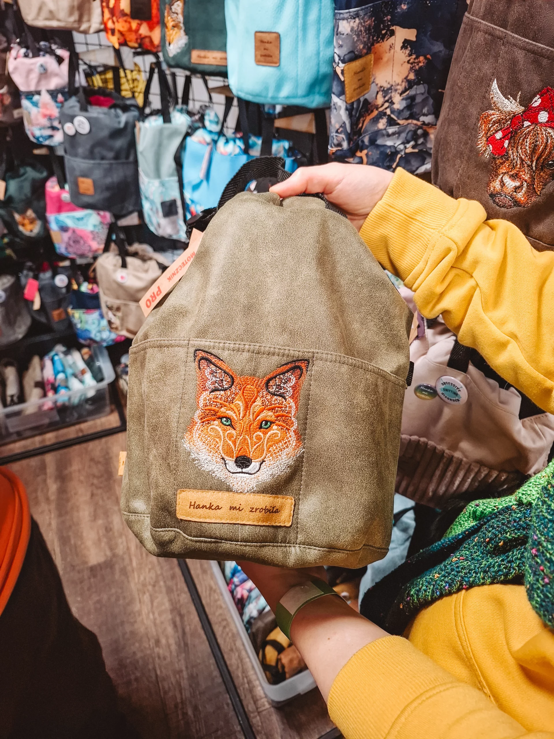 Strefa relaksu na targach "Zamotka" – dziewiarki przy wspólnym dzierganiu i rozmowach o pasji przy filiżance kawy.