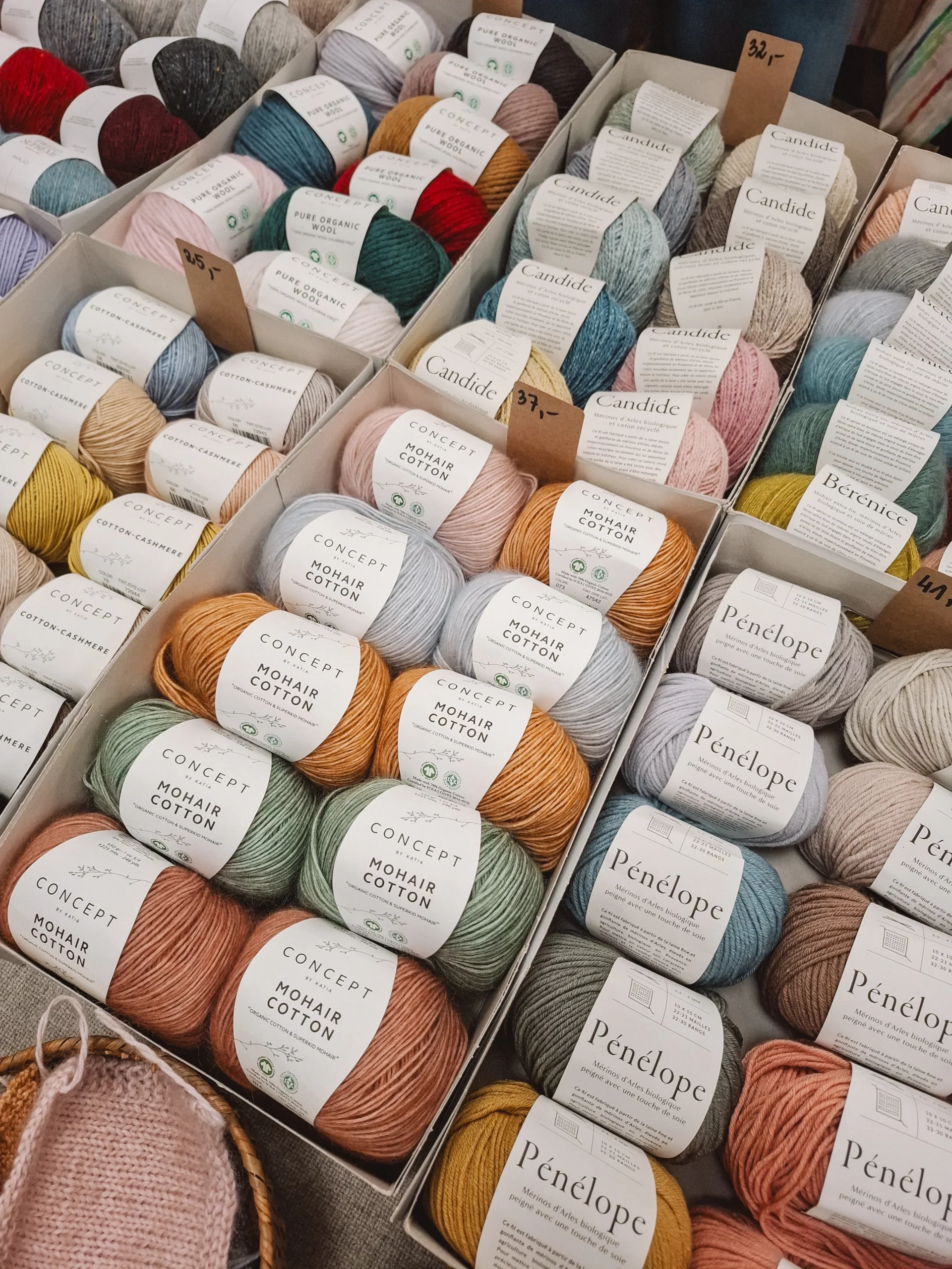 Moje zdobycze z targów "Zamotka" 2025 – włóczki z domieszką moheru i brązowa torba na akcesoria dziewiarskie.